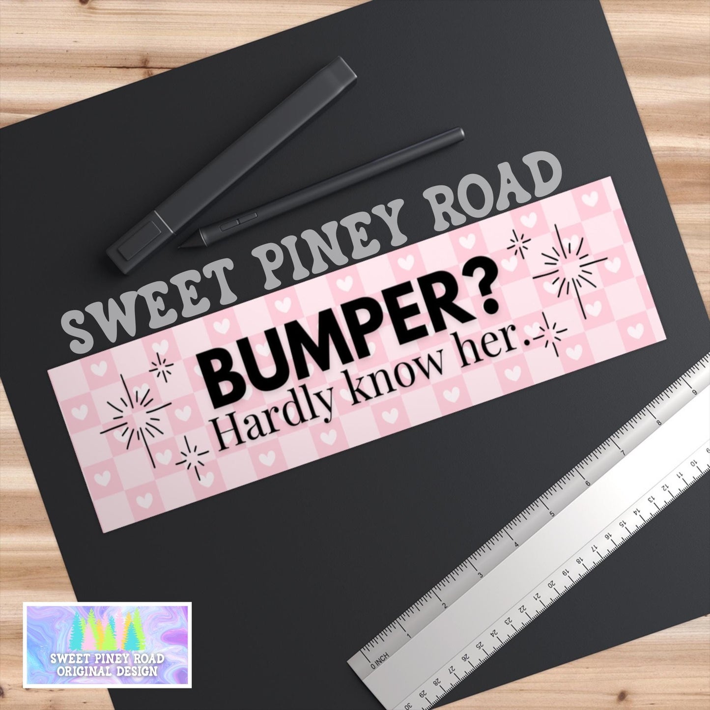 Bumper Hardly Know her bumper magnet with a pink heart checkerboard background. Snarky Gen z humor.