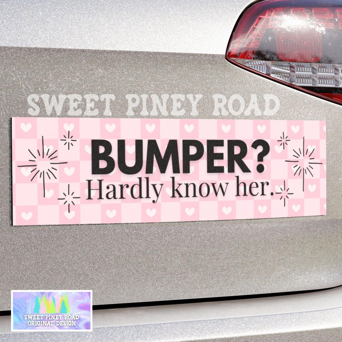 Bumper Hardly Know her bumper magnet with a pink heart checkerboard background. Snarky Gen z humor.