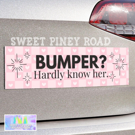 Bumper Hardly Know her bumper magnet with a pink heart checkerboard background. Snarky Gen z humor.