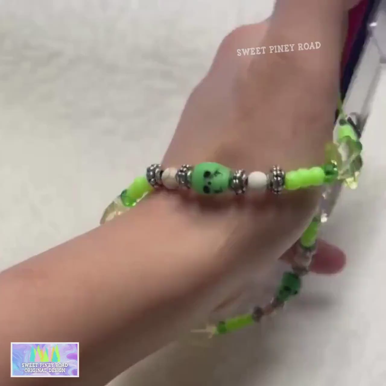 Green Skull Phone Charm Strap, Universal Fit, Phone Carrying Wrist Strap, Hands-Free Wrist Grip, Cute Girly Skulls Gothic Vibes Straps Gift